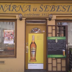 Průčelí (zatím bez zahrádky) trochu mate tím "vinárna"