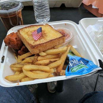 Yankee Doodle Dandy's - Buffalo soldier basket with ranch as dipping sauce. They offered that or blue cheese. - Food Trucks Near Me - Brooklyn, New York Yankee Doodle Dandy's - Buffalo soldier basket with ranch as dipping sauce. They offered that or blue cheese. - Food Trucks Near Me - Brooklyn, New York