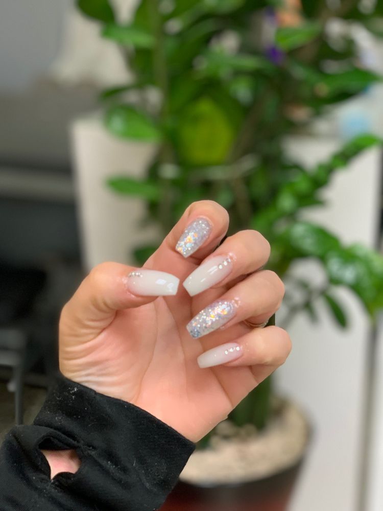 B Nails & Spa