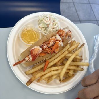 Skipper's Seafood Restaurant - Fresh lobster roll - Seafood Near Me - Old Saybrook, Connecticut Skipper's Seafood Restaurant - Fresh lobster roll - Seafood Near Me - Old Saybrook, Connecticut