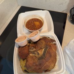 Chuleta Frita con Arroz blanco, habichuelas y Trifongo Chuleta Frita con Arroz blanco, habichuelas y Trifongo