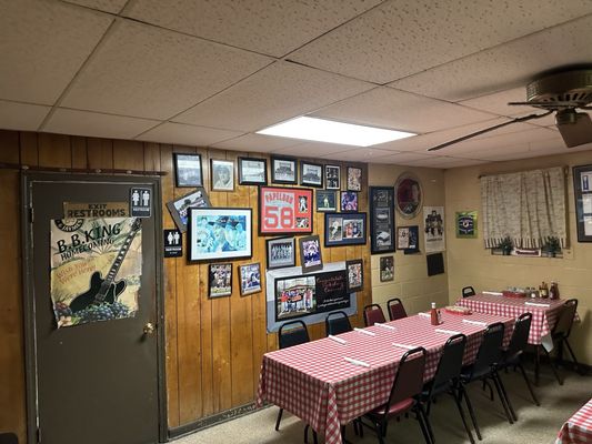 Doe's Eat Place by null