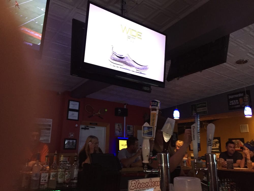 BLEACHERS SPORTS BAR Updated August 2024 10 Reviews 40 E Black