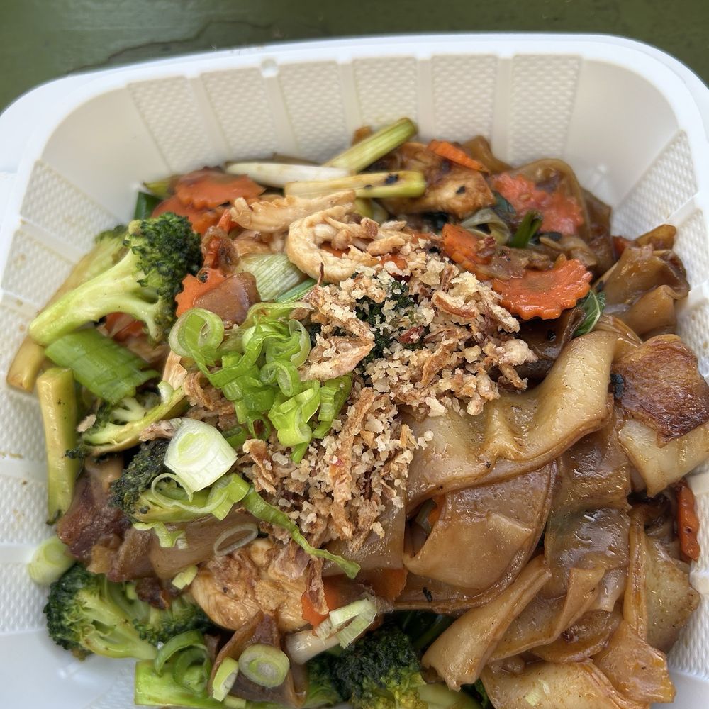 Thai This - Pad kee mao (drunken noodles) with chicken & veggies, delish! - Food Trucks Near Me - Fresno, California