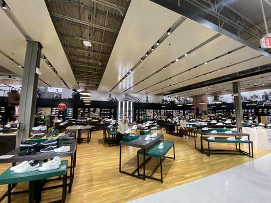 DICK'S Sporting Goods by null