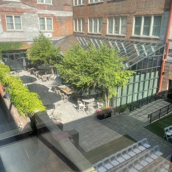 Hotel Covington - Courtyard - Hotels Near Me - Covington, Kentucky