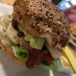 Nachbar - Vegetarischer Burger mit Halloumi-Pattie und Bacon. Grandios.