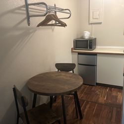 Sandman Motel - Table / Refrigerator/ Sink