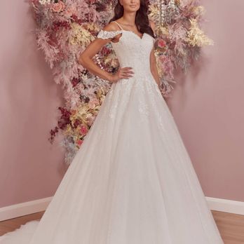 Cinderella's - Althea- front/side
Full skirted wedding dress patterned shimmer underskirt (light enough for desination weddings) - Bridal Near Me - Skipton, NYK Cinderella's - Althea- front/side
Full skirted wedding dress patterned shimmer underskirt (light enough for desination weddings) - Bridal Near Me - Skipton, NYK