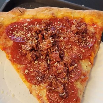 Screamin' Mimi's - Slice with bacon and pepperoni - Pizza Near Me - Savannah, Georgia