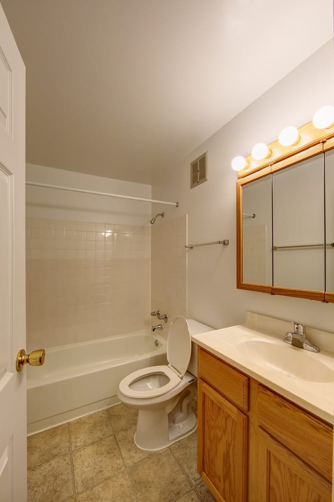 ROSEWOOD APARTMENTS Updated October 2024 216 W Forest Ave, Round