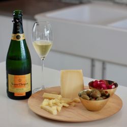 Les Amis Du Fromage - Cheese with Champagne