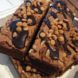 "Peanut Butter Chocolate Macadamia Nut Brownie" has a creamy layer of peanut butter and chunks of mac nuts. "Peanut Butter Chocolate Macadamia Nut Brownie" has a creamy layer of peanut butter and chunks of mac nuts.