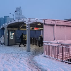Cumhuriyet Mahallesi Metrobus Durağı - Istasyonun girisi.