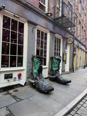 Daisy Dukes Honky Tonk by null