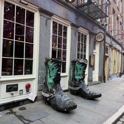 Daisy Duke’s Honky Tonk - Pair of Boots Outside