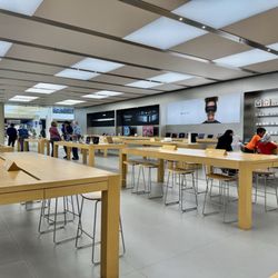 Apple Southdale - General floor space and ambiance