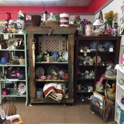 Old South Bazaar - Primitive furniture, collectible kitchenware, quilts, lamps, books and vintage décor.