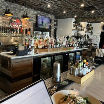 Milkhouse - Full Bar with 20 drafts - American Near Me - Orlando, Florida