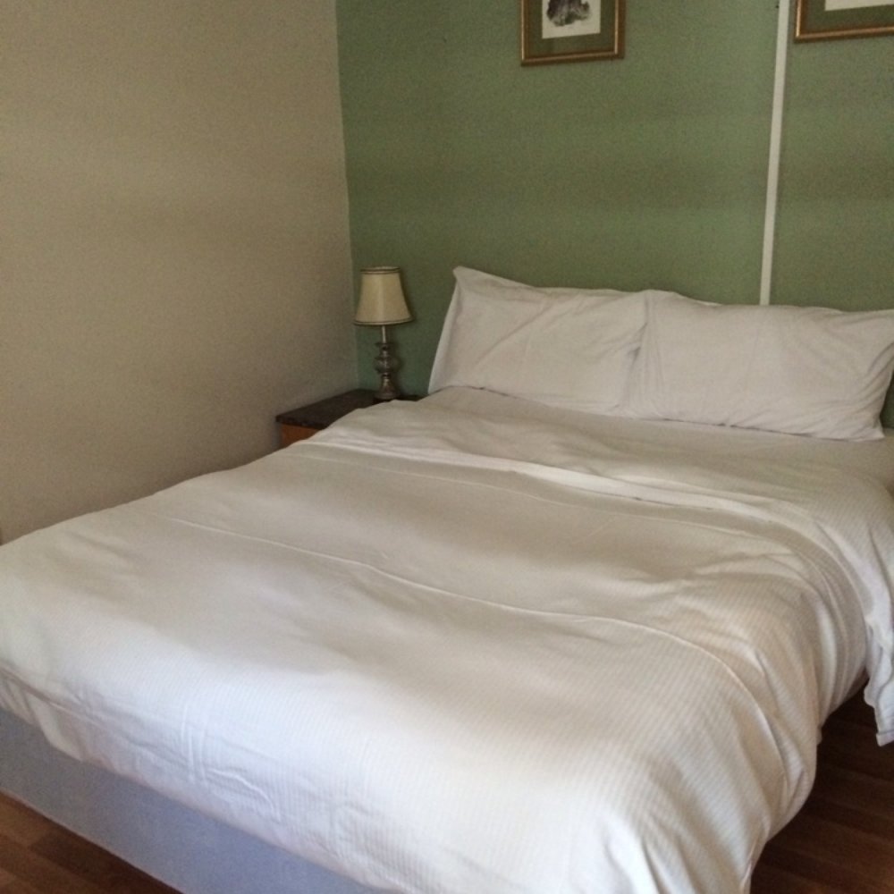 City Centre Budget Hotel - Double Ensuite room bed - Hotels Near Me - Melbourne, VIC