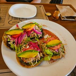 Manjar Blanco - Plato mixto de pavo: panuchos, salbutes, and empanada