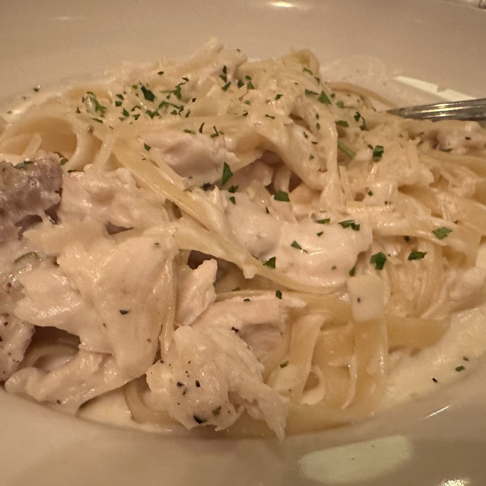 Maggiano's Little Italy - Fettuccine Alfredo with Chicken - Italian Near Me - Indianapolis, Indiana Maggiano's Little Italy - Fettuccine Alfredo with Chicken - Italian Near Me - Indianapolis, Indiana