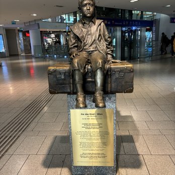 Wien Hauptbahnhof - Statue dedicated to the Kindertrain - Train Stations Near Me - Vienna, 9 Wien Hauptbahnhof - Statue dedicated to the Kindertrain - Train Stations Near Me - Vienna, 9