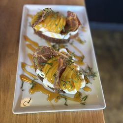 Bar Rosa - Peach tartine