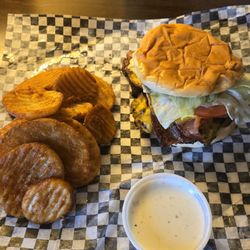 Kimmi's Bar, Grill & Casino - Bacon burger w/buffalo chips $16.33