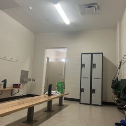 Elizabeth Finch School - Dirty locker room (the bathroom doesn't even lock)