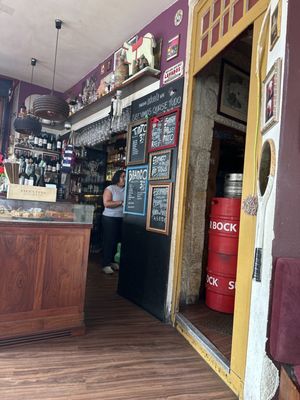 Bar Aduela by null