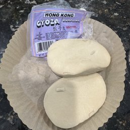 我昨天在 Rowland's heights, Nogales 店买了这个饺子皮。打开后饺子皮全粘成面坨，根本无法用。很生气。因为我买了是要晚饭包，。现在晚饭无着落了。一定不要上当买这个牌子。建议商家把这个产品下架