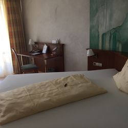 Hotel Wirthshof - Doppelbett und Schreibtisch