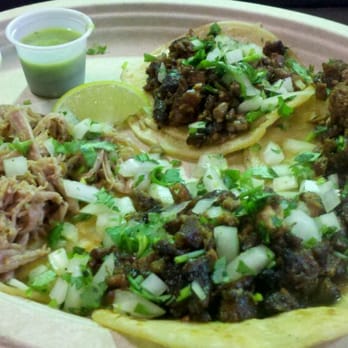 Serg's Mexican Kitchen - Carne asada tacos w/ one carnitas. Un poquito sal por todos y usa la tamatillo y guac salsa. Mmmmm perfecto! - Food Trucks Near Me - Honolulu, Hawaii