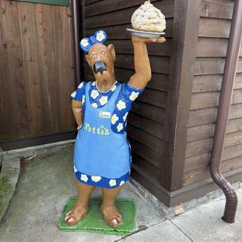 Donna The Dog Waitress - Public Art Near Me - Grand Rivers, Kentucky Donna The Dog Waitress - Public Art Near Me - Grand Rivers, Kentucky