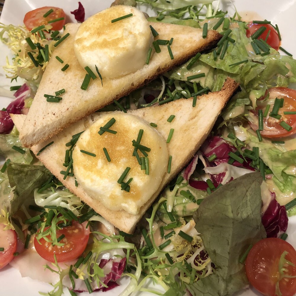 Le P'tit Bistro - Salade de Chèvre Chaud - Brasseries Near Me - Paris, 75