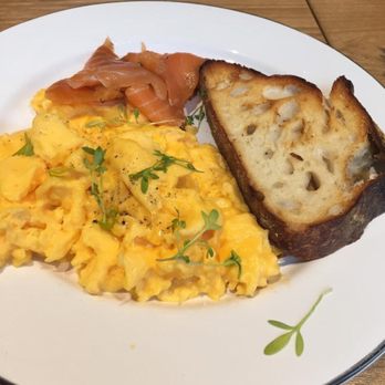Malagrino - Huevos revueltos, salmon y pan de campo - Breakfast & Brunch Near Me - Olivos, C