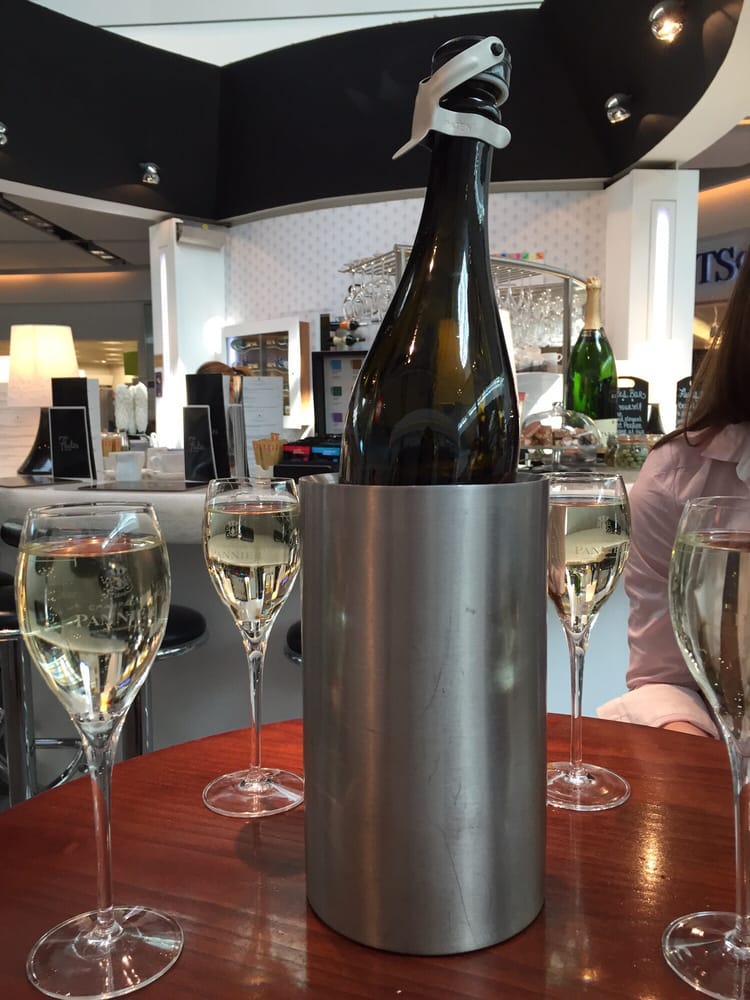 FLUTES WINE AND DELI Updated June 2024 1 Dublin Airport, Dublin, Republic of Ireland Cafes