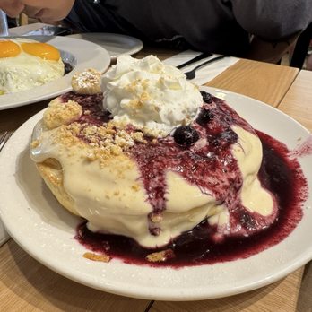 Aloha Kitchen - Fruit Souffle Pancakes - Breakfast & Brunch Near Me - Honolulu, Hawaii