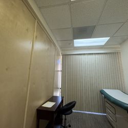 Dirty and smelly exam room at Absolute primary care Sahara location room.