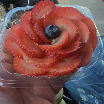 Piononos - Personal size strawberry pavlova cake - Desserts Near Me - Key Biscayne, Florida Piononos - Personal size strawberry pavlova cake - Desserts Near Me - Key Biscayne, Florida