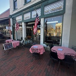 Picnic Cafe and Dessertery - Outside