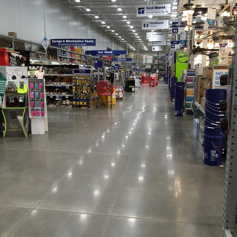 Empty store at 6:00 pm on Saturday. Empty store at 6:00 pm on Saturday.