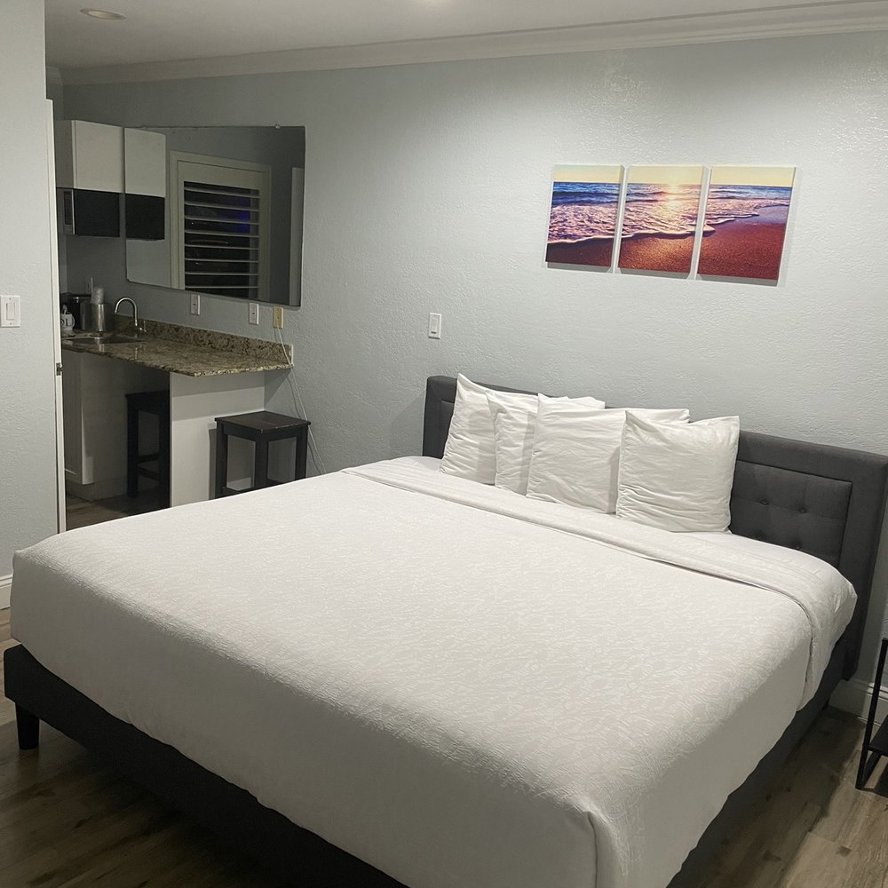 Hotel Sol - king and kitchenette - Hotels & Travel Near Me - Redington Shores, Florida
