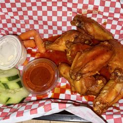 Tom Cat Bar & Grill - Buffalo chicken wings