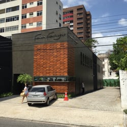 Fan Fargo - Fachada da loja e vista do estacionamento privativo