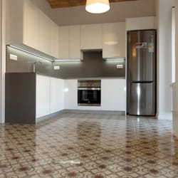 Accesible Reformas - Reforma integral de piso antiguo en Barcelona con pavimento hidráulico restaurado.