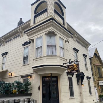 Governor's Tavern - exterior - American Near Me - Hudson, New York