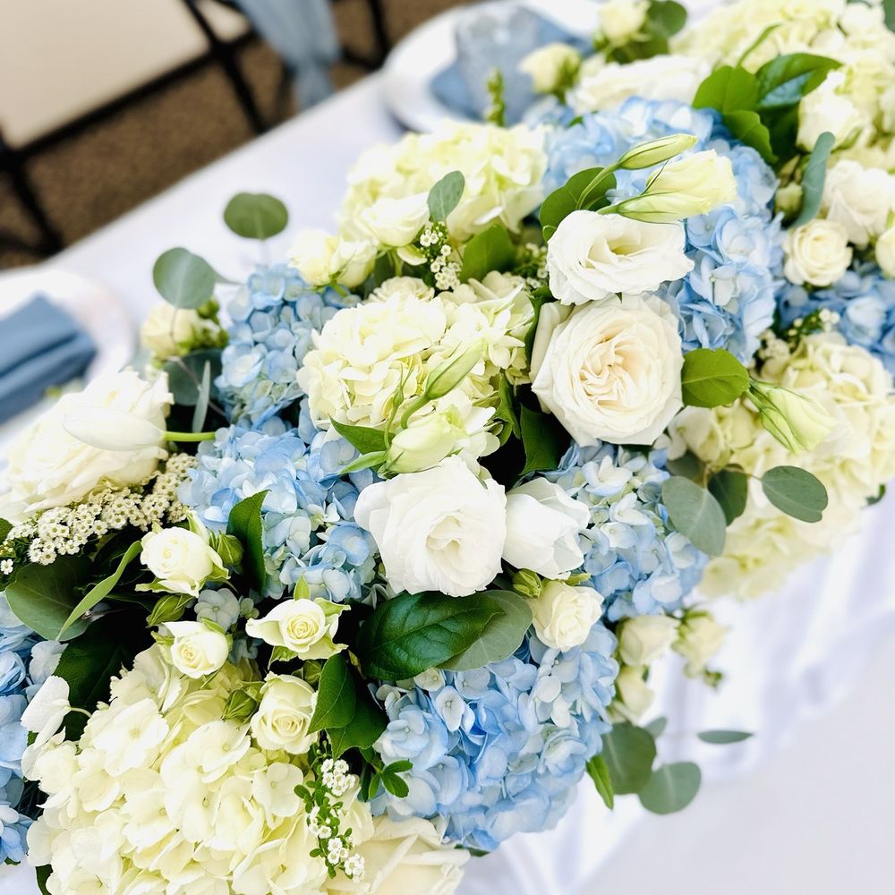 Lary's Designs - Sweetheart table - Florists Near Me - Friendswood, Texas Lary's Designs - Sweetheart table - Florists Near Me - Friendswood, Texas