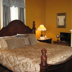 Garrett House Room 2, King Bed, Private Bath with Shower, Desk.